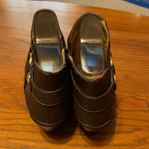 New brown ankle boots.